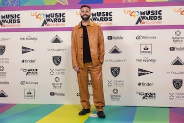 El artista musical Keunam posando en la alfombra. 
 