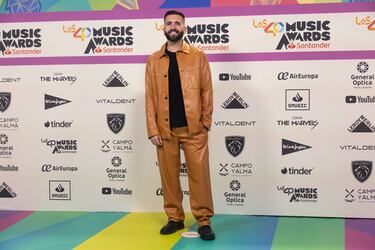 El artista musical Keunam posando en la alfombra. 
 