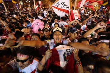 PER02. LIMA (PERÚ), 16/11/2017. Miles de hinchas festejan la clasificación de su país al Mundial de Rusia 2018 hoy, miércoles 15 de noviembre de 2017, tras vencer 2-0 a la selección de Nueva Zelanda al termino del partido de repesca disputado entre ambos equipos en el Estadio Nacional de Lima (Perú). EFE/Víctor Gonzáles