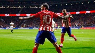 Correa celebra el gol que marcó Memphis ante el Sevilla.