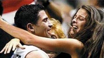 <b>ALEGRÍA DESBORDADA.</B> El alero boricua Rolando Hourruitiner celebra en la grada del Conseco Fieldhouse la victoria de Puerto Rico ante Yugoslavia, la segunda que consigue la selección americana ante los plavi en la historia de los Mundiales. La anterior llegó en 1990, en Argentina.