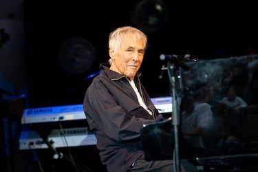 El compositor, cantante y productor estadounidense falleció el 8 de febrero de 2023 a los 94 años de edad. Ganó tres Oscar, por 'Dos hombres y un destino' (mejor banda sonora original y mejor canción original) y por 'Arthur, el soltero de oro' (mejor canción original). 