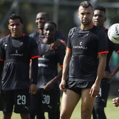 Medellín prepara clásico mientras espera a Bobadilla