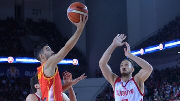 Jaime Fern&aacute;ndez lanza ante Semih Erden, durante el Turqu&iacute;a-Espa&ntilde;a.