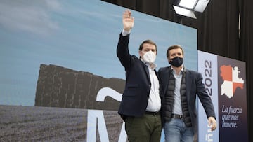 El l&iacute;der del PP, Pablo Casado (d), y el presidente de la Junta de Castilla y Le&oacute;n y candidato del Partido Popular a la presidencia de la Junta, Alfonso Fern&aacute;ndez Ma&ntilde;ueco, saludan a los asistentes, en un acto de campa&ntilde;a e