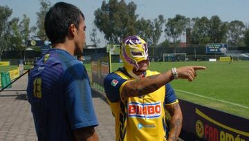 ¿A qué equipo de la Liga MX le va Rey Mysterio? No tiene problema en afirmar que al Club América. Aquí junto al exmediocampista Pável Pardo