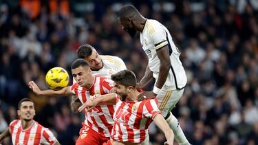 La acción que desencadena toda la polémica del Real Madrid-Granada: la mano de Kaiky por la que Hernández Maeso señaló penalti tras revisar la jugada en el VAR.