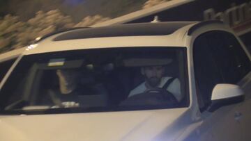 Caras largas en la llegada del Barcelona a la Ciudad Condal