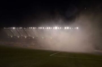 Un amago de incendio en una de las bodegas del Lucio Fariña obligó a detener el partido por más de 30 minutos.