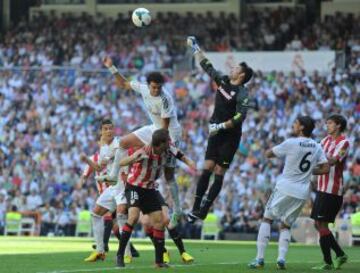 Pepe intenta el remate ante la salida del portero del Athletic Iago Herrerín.