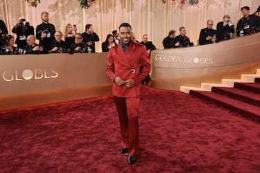 Justin Sylvester en la alfombra roja de los Globos de Oro.