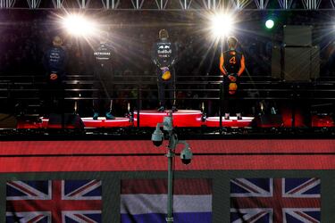 Max Verstappen, Lando Norris y George Russell en el podio del Gran Premio de Las Vegas de Fórmula 1.