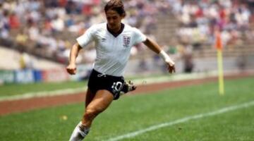 Gary Lineker se hizo conocido en el fútbol. Figura y seleccionado inglés, tras el retiro se dedicó al cricket.
