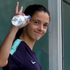 El Johan Cruyff homenajea a Aitana en la visita del Sevilla