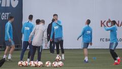 Piqu&eacute;, en primer plano, durante un entrenamiento del Barcelona. 