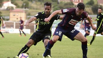 Douglas pelea un bal&oacute;n contra Arbilla. 