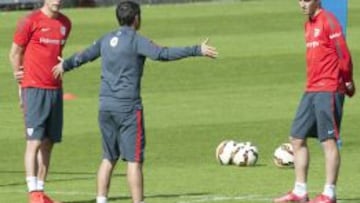 Valverde dialoga con De Marcos e Iraola: el primero est&aacute; sancionado para la final y el segundo es duda por lesi&oacute;n.
 