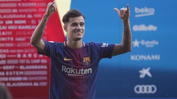 Philippe Coutinho posa durante su presentaci&oacute;n como nuevo jugador del F.C. Barcelona en el Camp Nou.
 