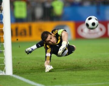 Iker Casillas fue nominado en seis ocasiones en las listas del Balón de Oro. Su mejor posición la consiguió tras la temporada 2008/2009 en cuarta posición.