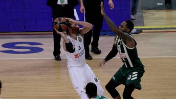 Rudy, en el momento de ejecutar el triple ganador ante el Panathinaikos.