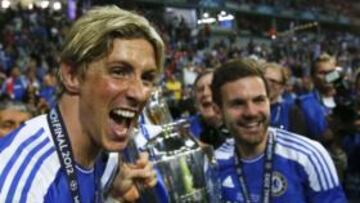 <b>FELICES. </b>Torres y Mata festejan la Copa de Europa conquistada el sábado por el Chelsea en Múnich.