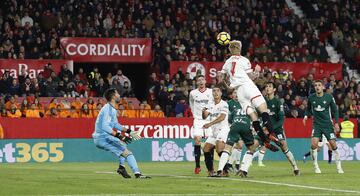 Kjaer volvió a empatar el partido para los sevillistas. 2-2.