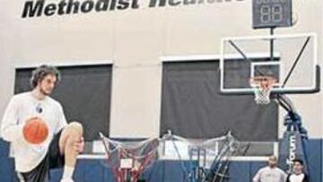 Pau se ejercita en la pista auxiliar del FedExForum, donde juega como local el equipo de Memphis.