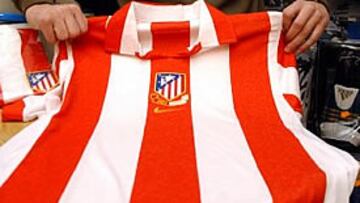 <B>ES ESTA</B>. Esta es la camiseta del Centenario del Atlético de Madrid. Se venderá a partir del 15 de abril exclusivamente a través de los canales oficiales del club.