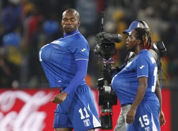 Tras el encuentro ante Suiza, los jugadores hondureños se llevaron los 'Jabulani', los balones oficiales del torneo, como recuerdo de su paso por el Mundial de Sudáfrica. Lo que más llamó la atención fue la manera en que se llevaron los esféricos...