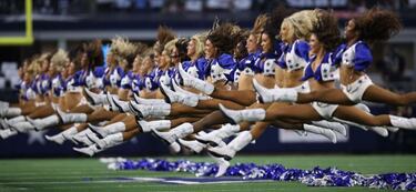 Las cheerleaders de los Cowboys deleitan a su afición