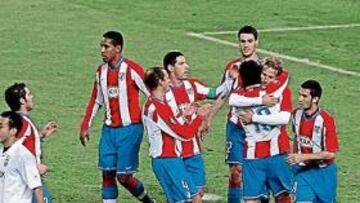 <b>PRIMER TANTO. </b>Los jugadores del Atlético abrazan a Forlán después de lanzar el penalti. El uruguayo no perdonó y el Atlético consiguió su primer gol.