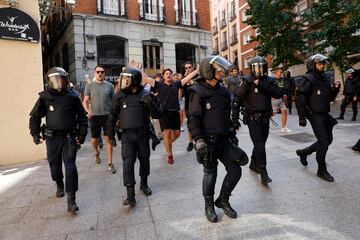 Agentes de policía escoltan a los seguidores del Feyenoord desde la Plaza Mayor de Madrid hasta los alrededores del Metropolitano.