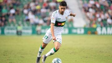 &Oacute;scar Gil Rega&ntilde;o disputando un encuentro con el Elche, en la temporada 2019-2020