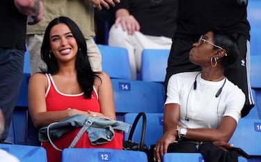 La modelo e influencer nacida en Los Ángeles, California, y actual pareja del centrocampista inglés del Real Madrid, Jude Bellingham, estuvo junto con la madre del futbolista, Denise Bellingham, en las gradas del RCDE Stadium para disfrutar de la victoria de la selección inglesa frente a Andorra.