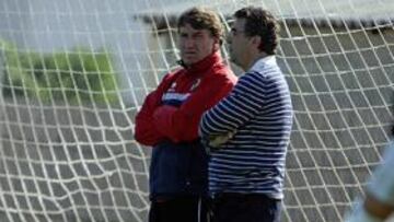 <b>VISITA. </b>Enrique Ortiz conversa con Esteban durante la sesión de ayer en Fontcalent. A la derecha, las reuniones que mantuvo con los jugadores.