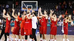 FUR82 CLUJ (RUMAN&Iacute;A), 05/09/2017.- Los jugadores de la selecci&oacute;n espa&ntilde;ola aplauden a la afici&oacute;n tras vencer a Croacia tras un encuentro correspondiente al grupo C del Eurobasket 2017, en Cluj, Ruman&iacute;a, hoy, 5 de septiembre de 2017. EFE/Robert Ghement
 PUBLICADA 06/09/17 NA MA33 2COL