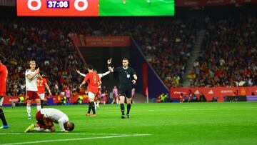 El árbitro Georgi Kabakov, durante el España - Egipto.