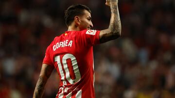 El centrocampista argentino del Atlético de Madrid Ángel Correa (i) celebra su gol, tercero para su equipo, durante el partido de LaLiga que Atlético de Madrid y Cádiz disputan este domingo en el estadio Metropolitano.