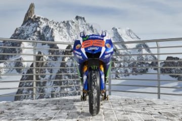 Sesi¨®n de fotos de la Yamaha YZR-M1s de Jorge Lorenzo y Valentino Rossi en Punta Helbronner con el Mont Blanc (4,810 m) de fondo.