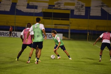 El equipo dirigido por Reinaldo Rueda entrenó en el estadio Feliciano Cáceres en Luque antes de la fecha 10 de las Eliminatorias Sudamericanas