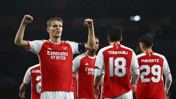 Martin Ødegaard, jugador del Arsenal, celebra el gol anotado ante el PSV Eindhoven en Champions League.