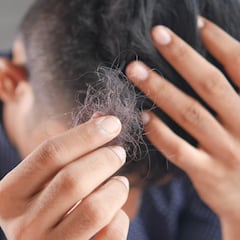 Biotina para el pelo: así puedes tratar la caída del cabello