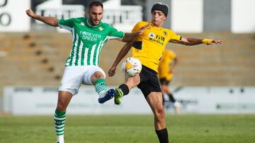 Víctor Ruiz, ante el Wolverhampton.