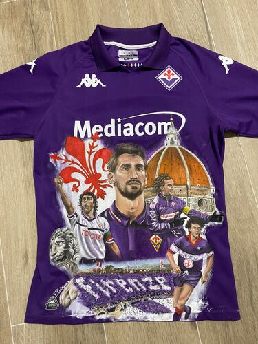 Una camiseta blanquiverde hecha arte