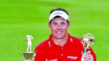 Lee Westwood, con los trofeos.