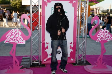 Ceciarmy, el 'influencer' anónimo posando en la alfombra rosa.