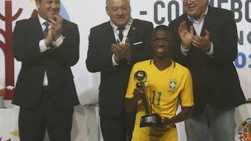 El brasileño Vinícius Júnior es la nueva joya del Real Madrid. Fichó con los Merengues a principios de este año por 45 millones de euros. Por ahora, el atacante juega para el Flamengo, con quien marcó su primer gol como profesional el pasado 10 de agosto ante el Palestino en la Copa Sudamericana. Se unirá al Madrid cuando cumpla dieciocho años. Vinícius Júnior fue pieza para que Brasil llegara al Mundial Sub 17, ya que marcó siete goles para que la verdeamarelha ganara el sudamericano. Además fue nombrado el mejor jugador del torneo.