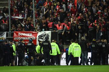 La grada se partió tras el gol de Touré con la celebración de los seguidores del Lille. Hay más de 20 heridos de distinta consideración. El partido fue suspendido.