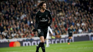 GRAF1729. MADRID, 14/02/2018.- El centrocampista del Paris Saint Germain Adrien Rabiot celebra su gol, primero del equipo francés ante el Real Madrid, durante el partido de ida de octavos de final de la Liga de Campeones que se juega esta noche en