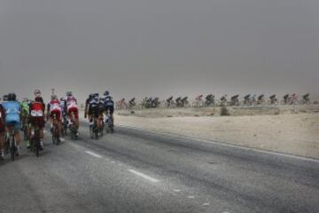 El pelotón rueda durante la segunda etapa de la Vuelta a Qatar, disputada entre Al Wakra y Al Khor Corniche, de 187,5 kilómetros.